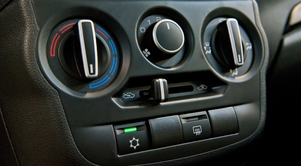Упрощенная Lada Granta получила самую востребованную опцию: цены машин с кондиционером