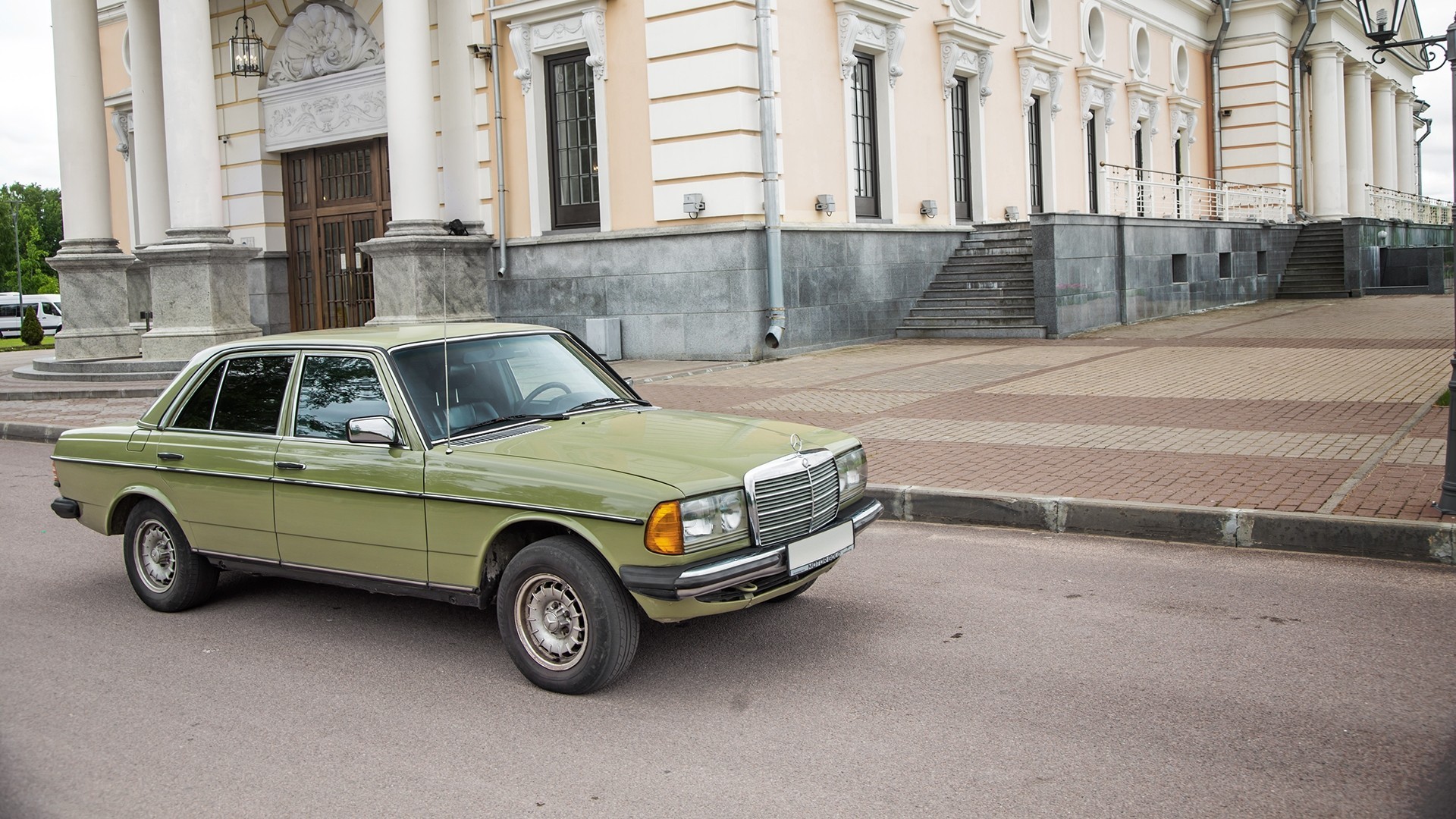 Mercedes w123 и девушка