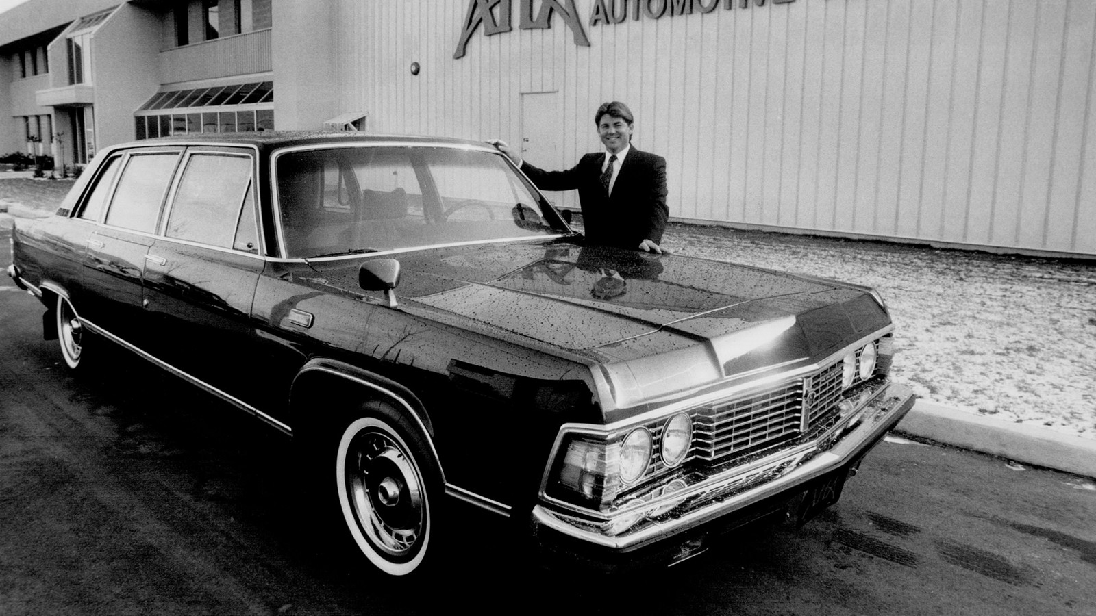 «Канадский след»: ГАЗ-13 возле здания компании AHА Automotive Technologies (Канада)