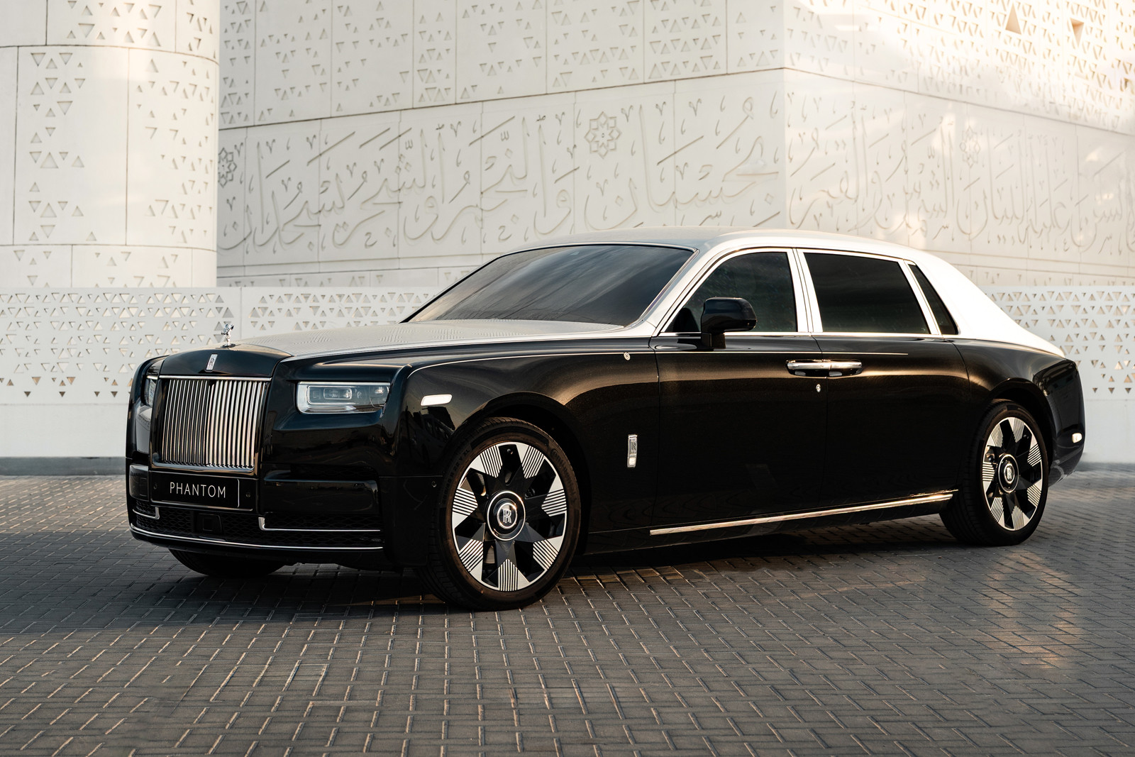 У Rolls-Royce Phantom появилась эксклюзивная версия с лазерной гравировкой на капоте