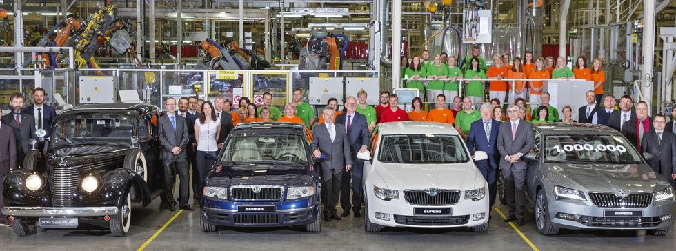 На фото: самый первый Skoda Superb и три поколения модели