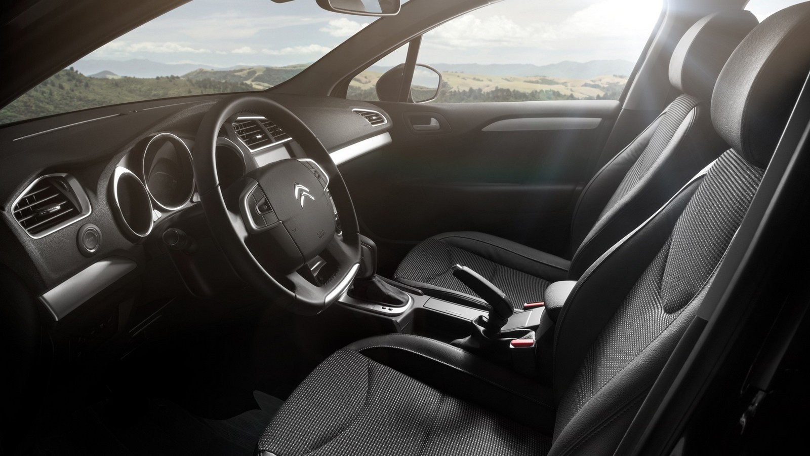 На фото: интерьер Citroen C4 Sedan