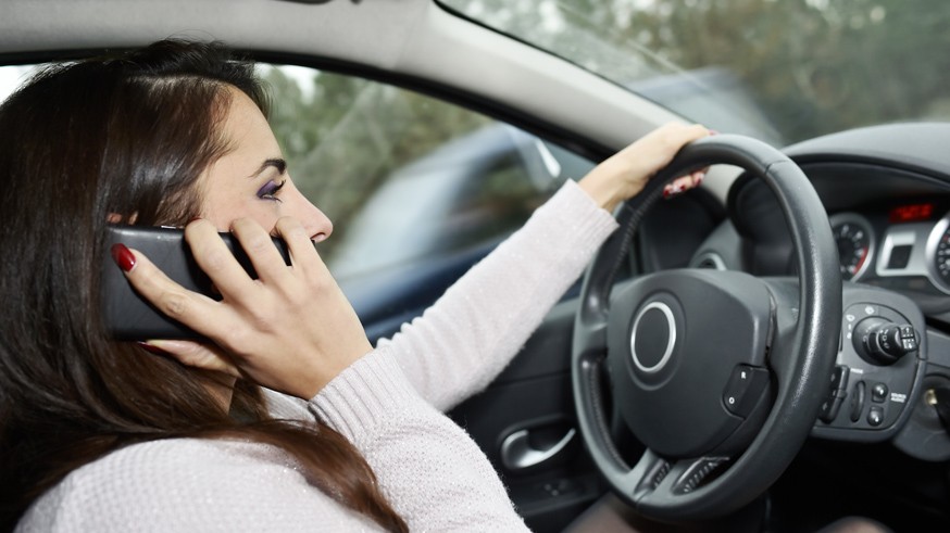 Руки на руль: стало известно, как водителей накажут за использование телефона во время езды