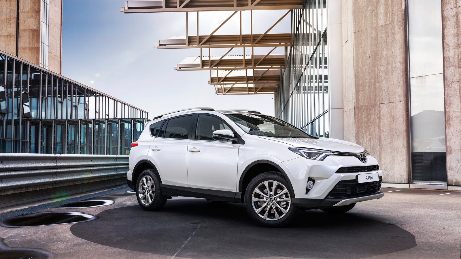 RAV4_Hybrid_33_Sept2015_Railing
