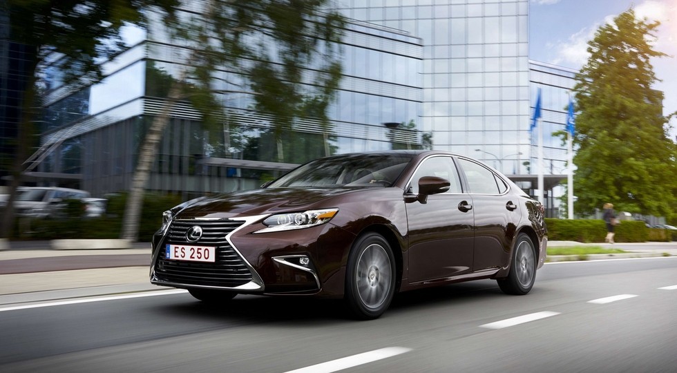 На фото: Lexus ES
