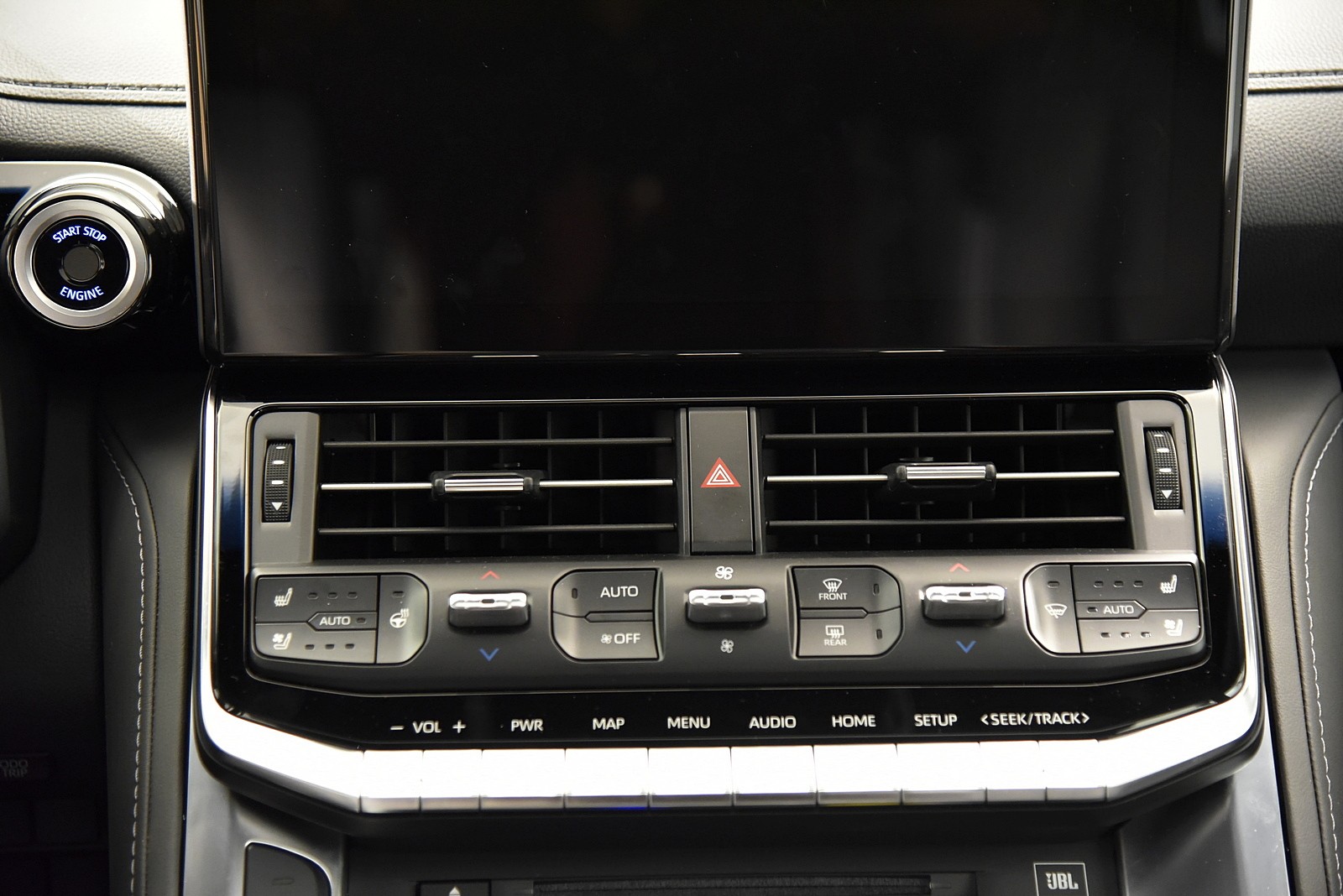 С тремя блокировками, с рамой, но без V8: обзор нового Toyota Land Cruiser 300