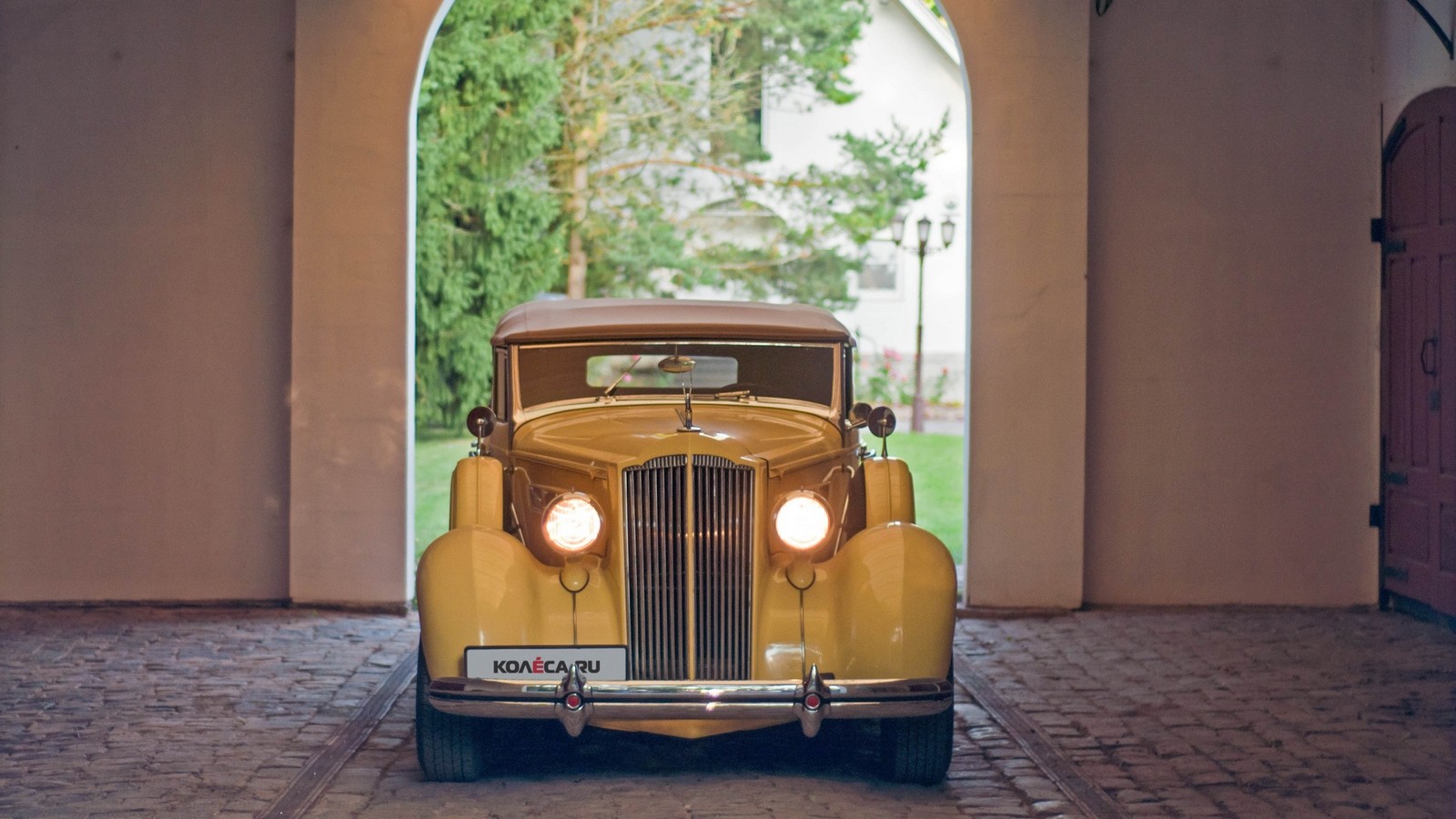 Packard Eight 1937 спереди жёлтый