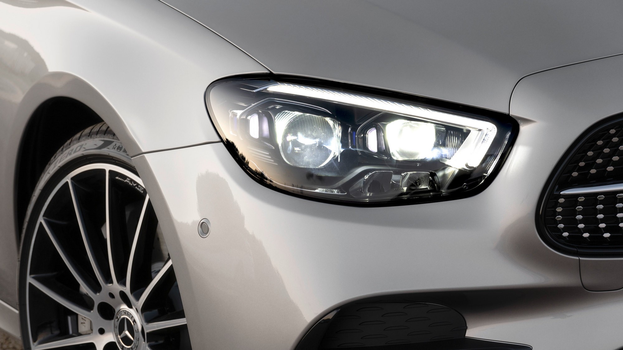 Обновлённый Mercedes-Benz E-Class: руль-краб и фонари-пунктиры