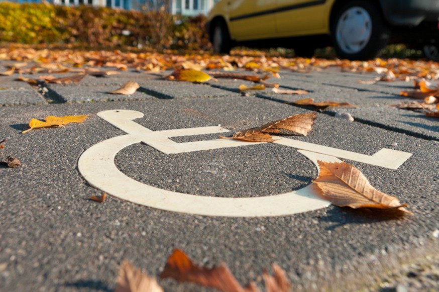 Водителям-инвалидам хотят дать свободу в выборе места на парковке