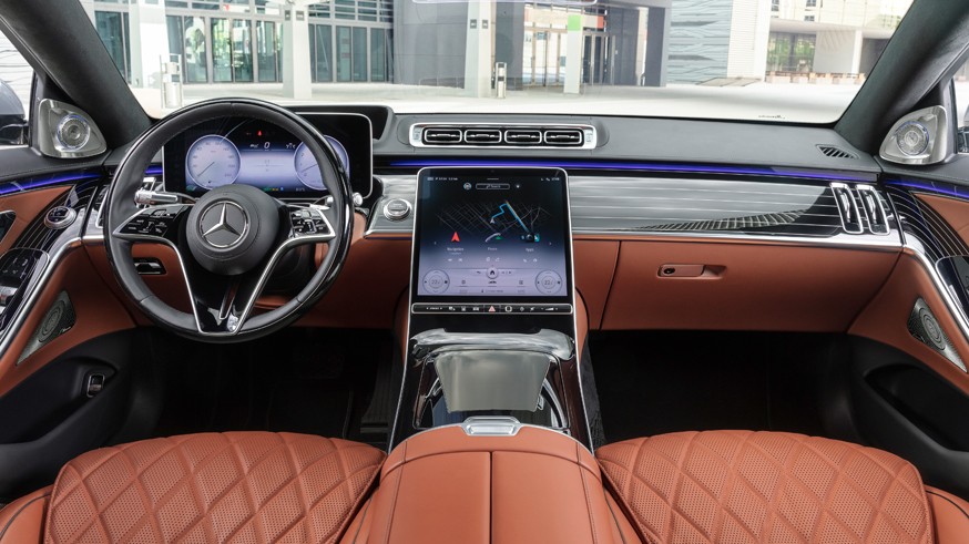 Новый Mercedes-Benz S-Class: узнаваемая внешность, непривычный салон и пока только 6 цилиндров