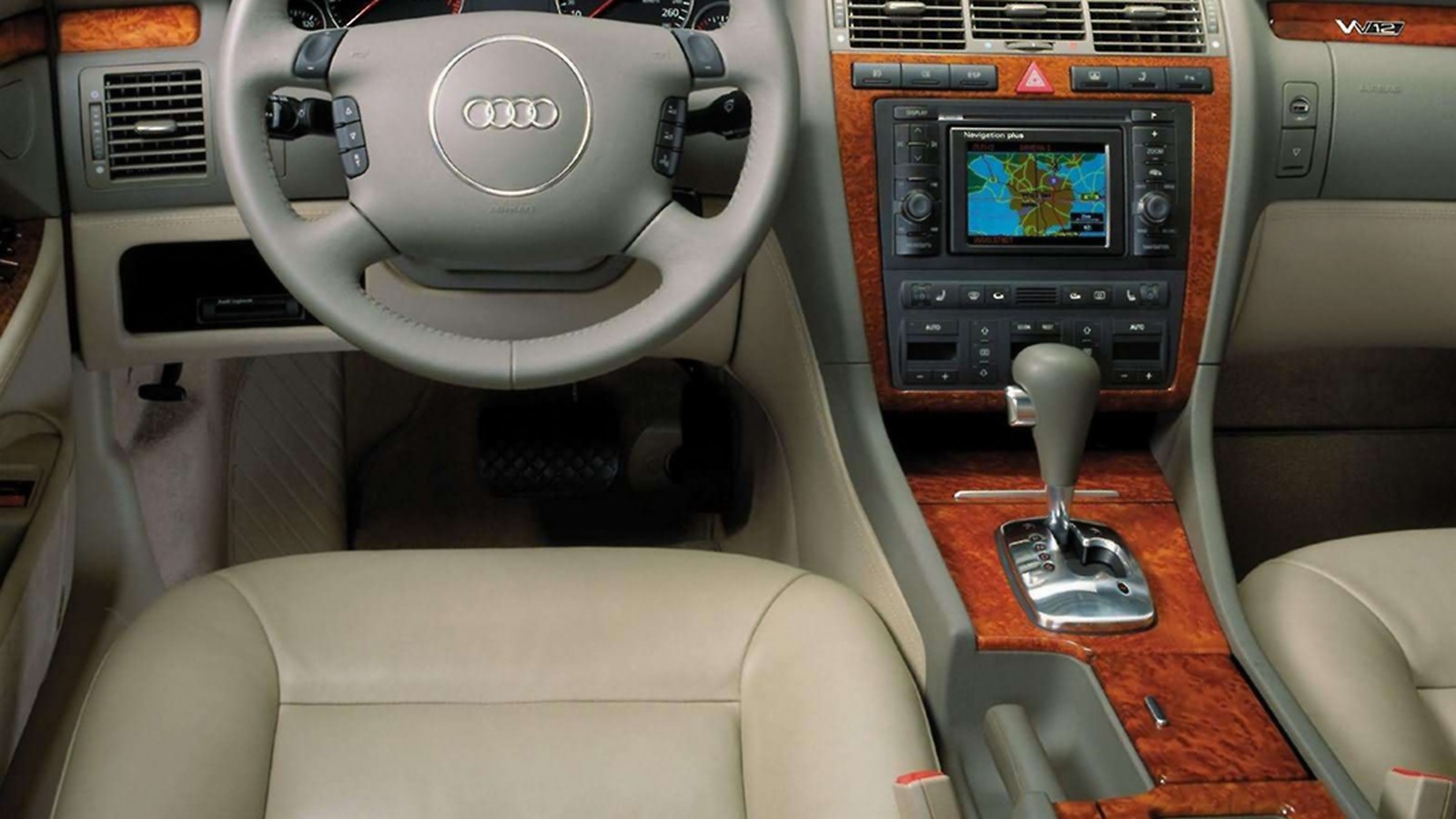На фото: Интерьер Audi A8 (D2) 2001– 2002