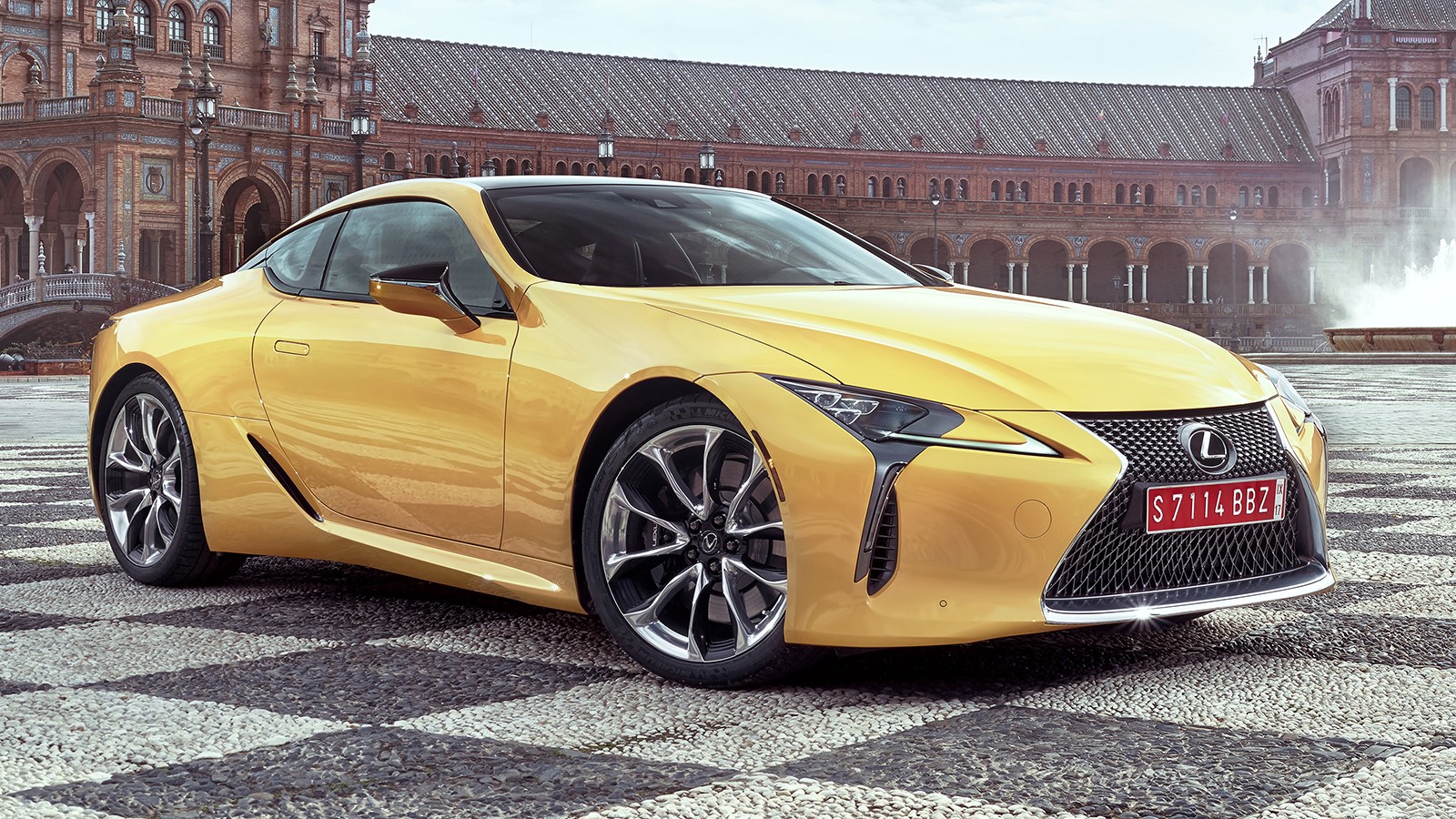 На фото: Lexus LC 500. Фукуичи назвал спортивные повадки купе лучшими и не исключил, что такая манёвренность должна быть и у седанов компании