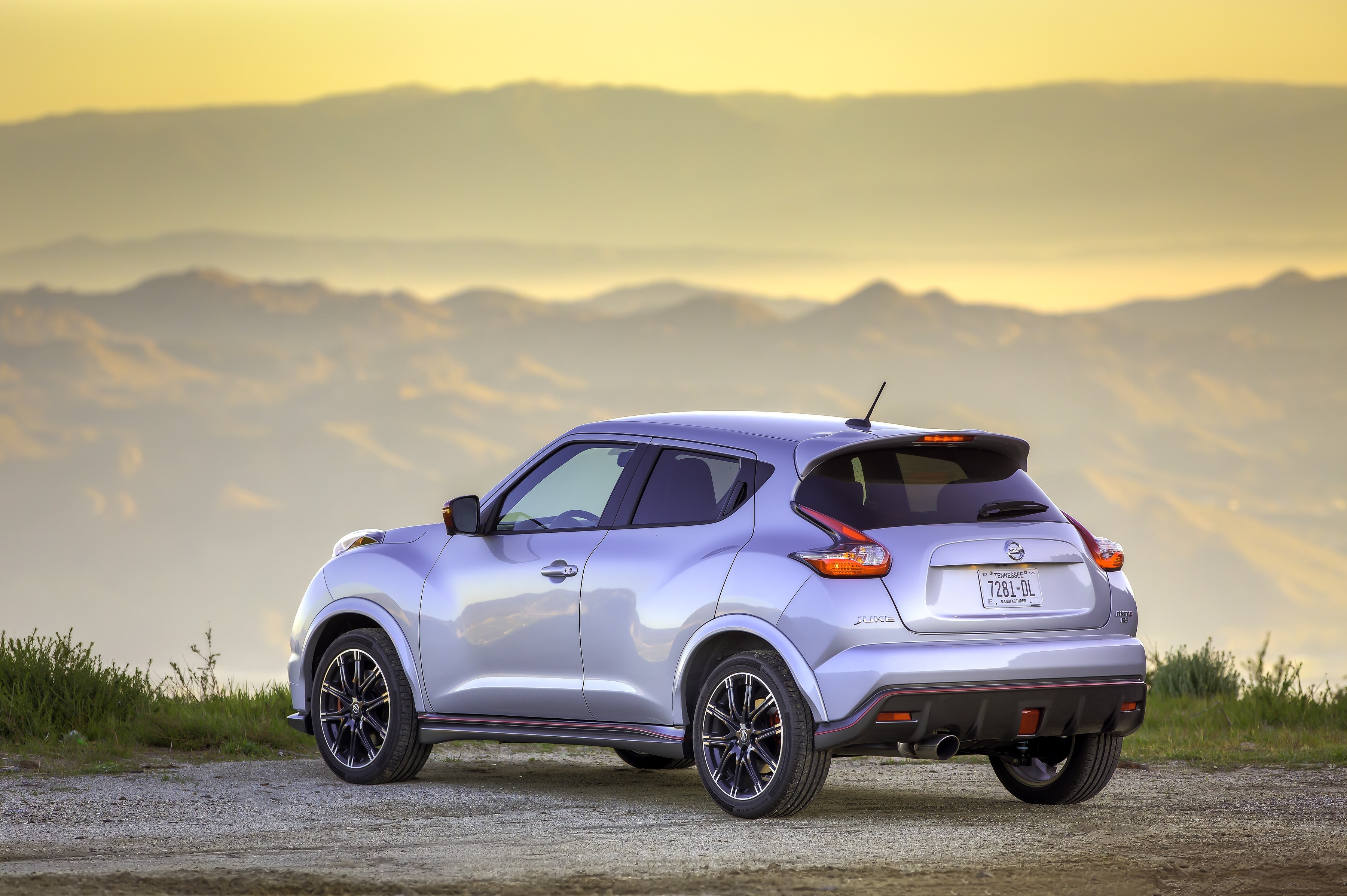 Машина ниссан фото. Nissan Juke Nismo. Nissan Juke Nismo 2015. Nissan Cube Nismo. Ниссан Джук нисмо 2019.