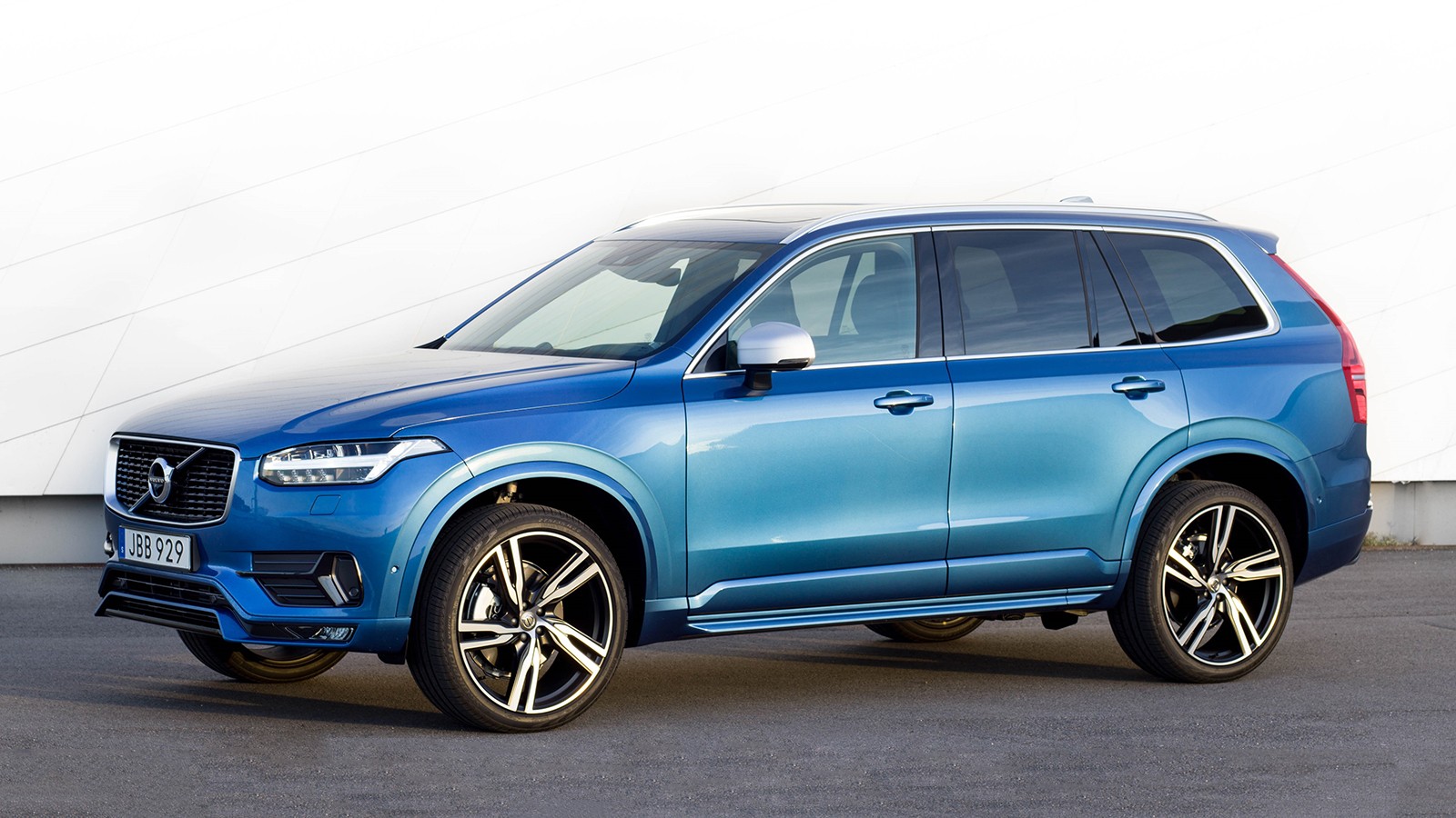 На фото: Volvo XC90 R-Design