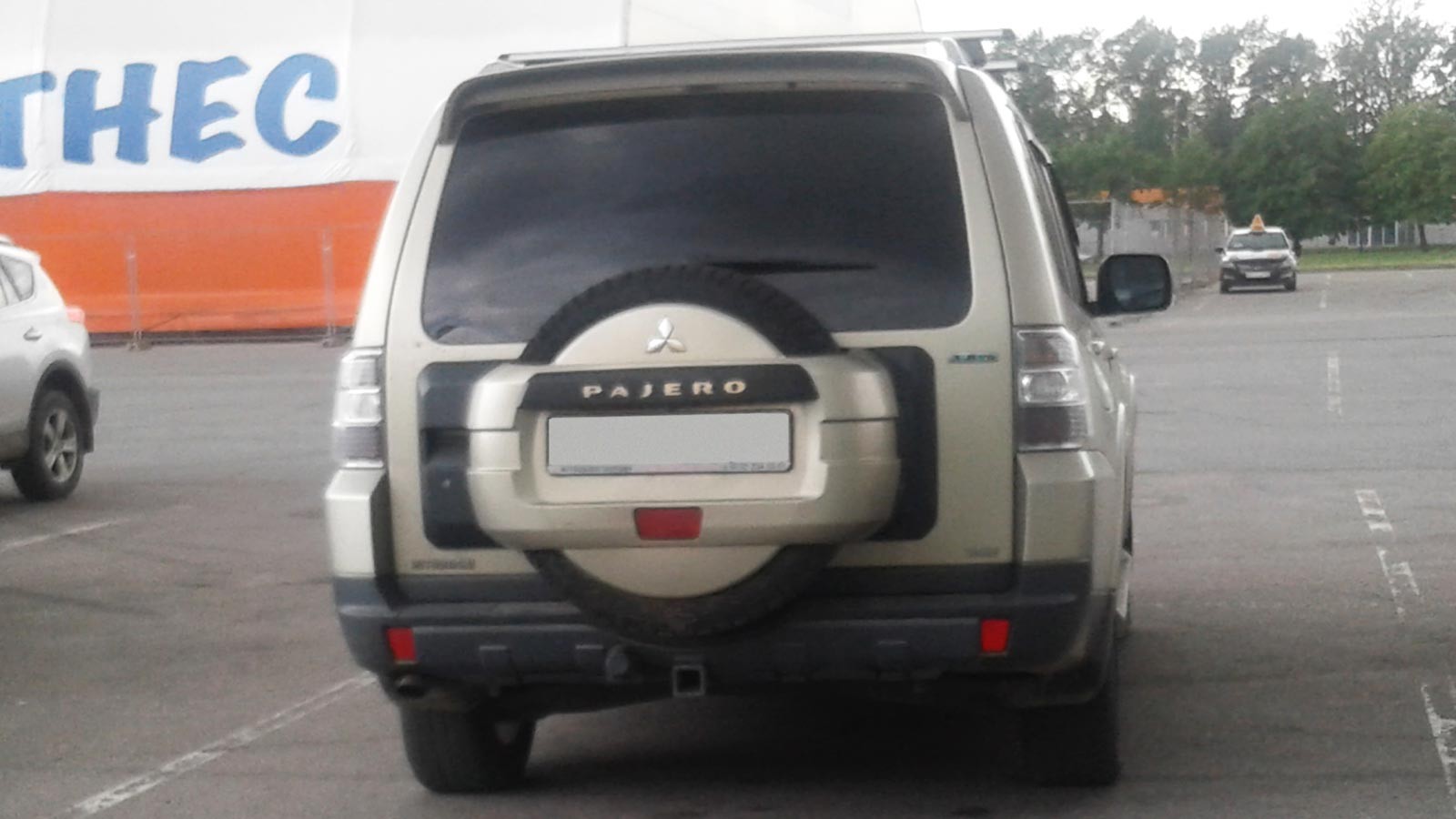 Mitsubishi Pajero сзади