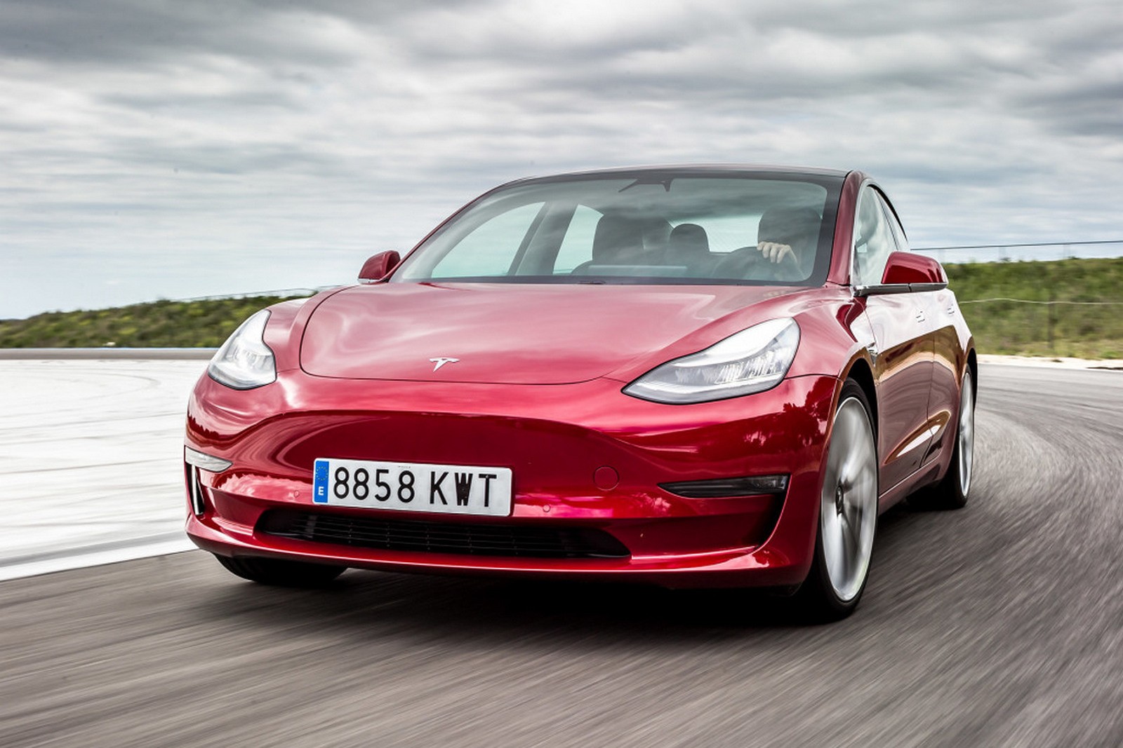 В отчёте Tesla сказано, что Porsche Taycan – очень неэффективный электромобиль. Так ли это?