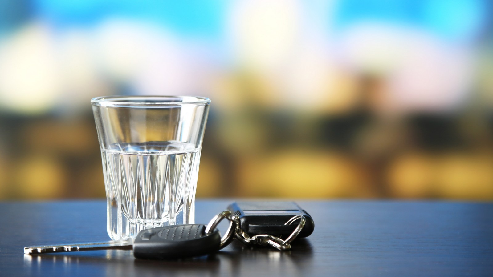 стакан с алкоголем и ключи от машины