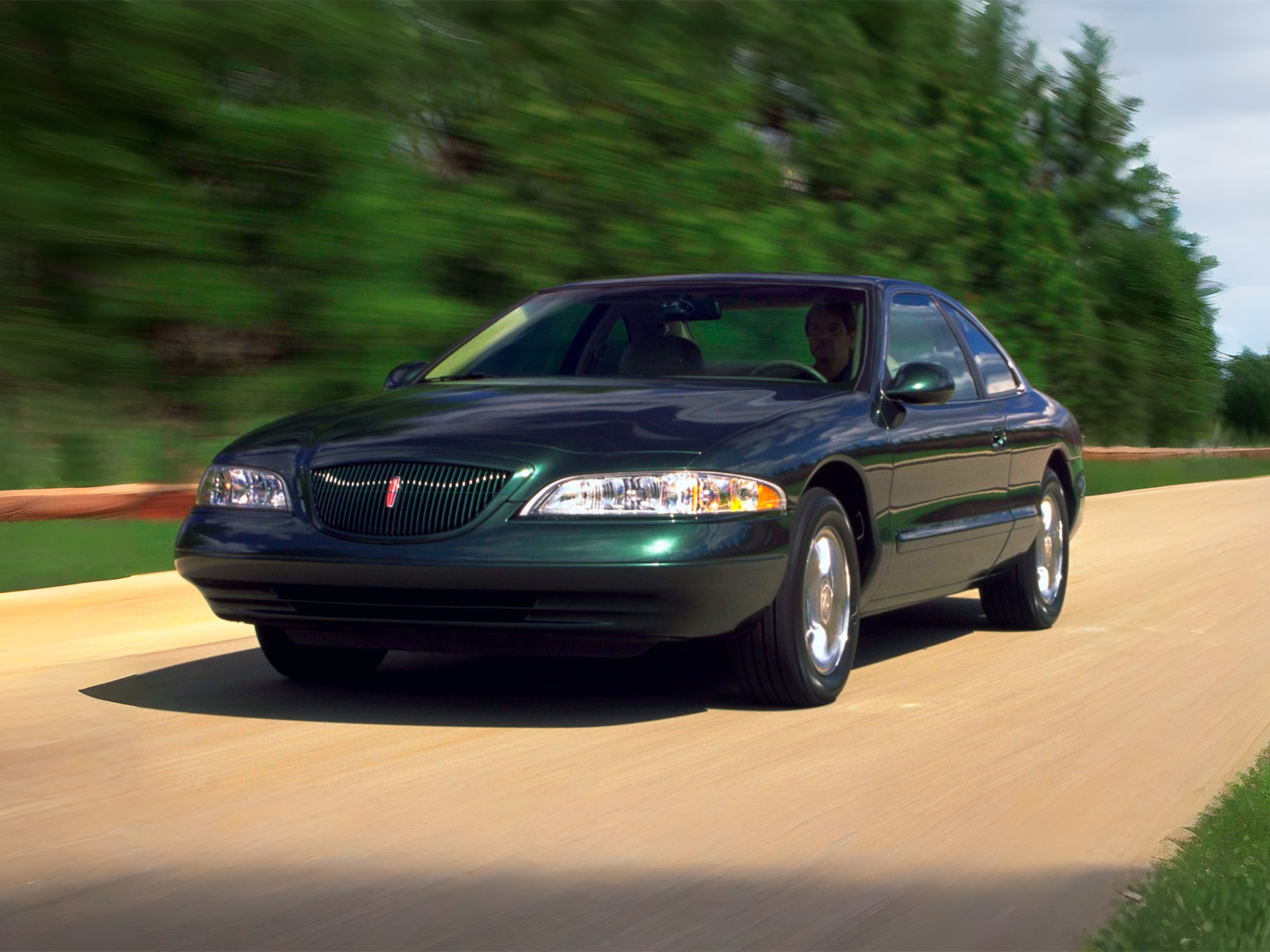 Пять метров двухдверной роскоши: как появилось купе Lincoln Mark VIII и чем оно уникально