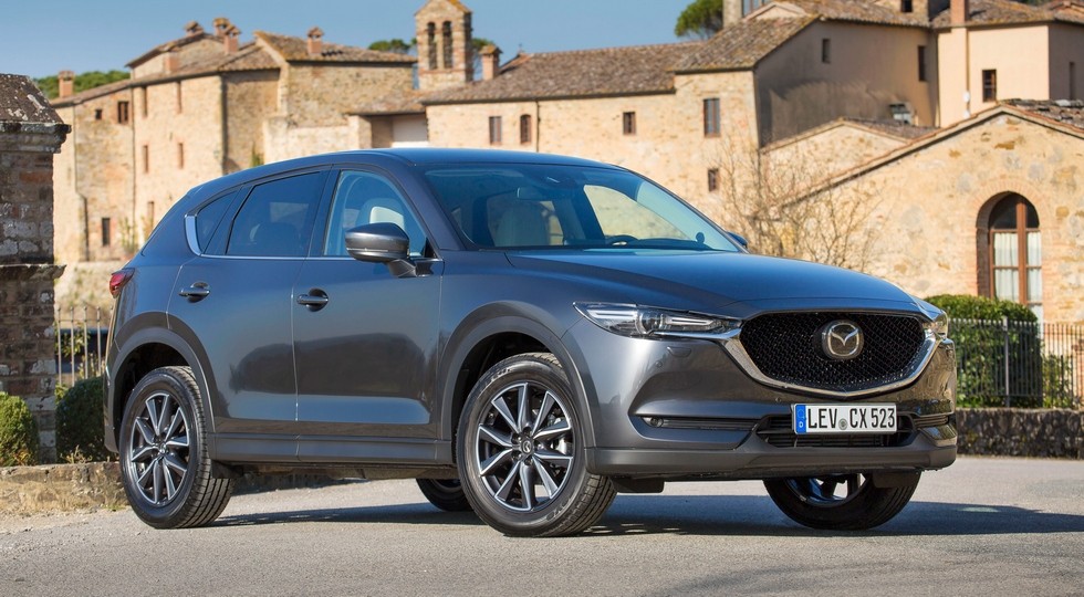 На фото: пятиместный Mazda CX-5 нового поколения