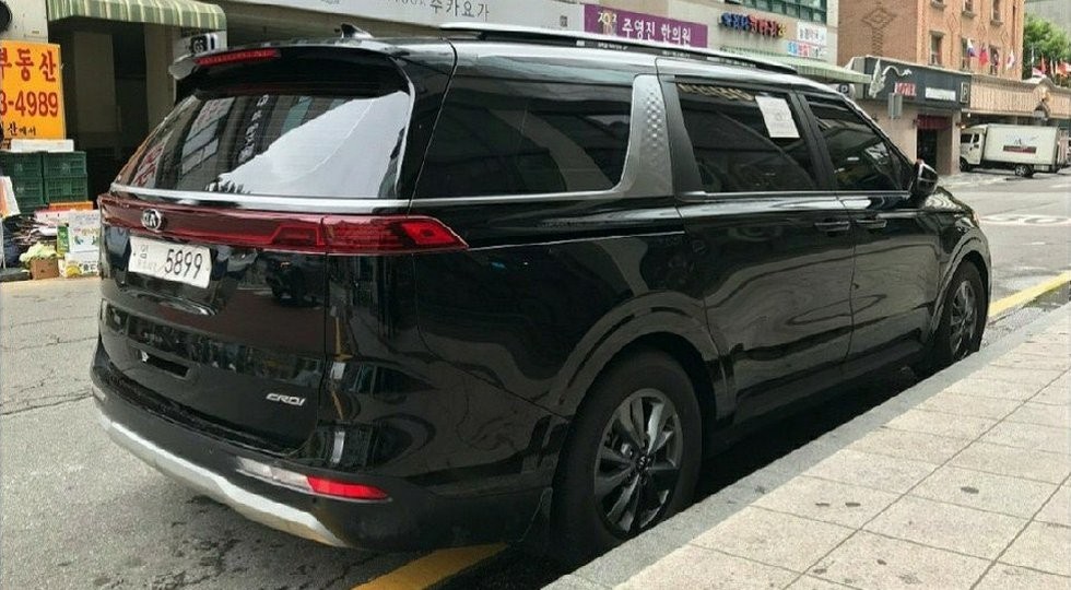 Новый минивэн Kia Carnival без камуфляжа показался на «живых» фото