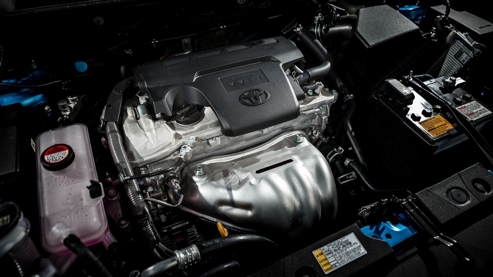 На фото: Под капотом Toyota RAV4 '2015–н.в.