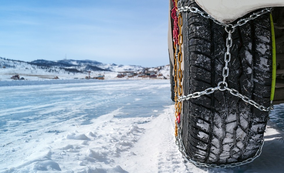 На дорогах снег и лед. Знаете ли Вы, как правильно использовать цепи противоскольжения?