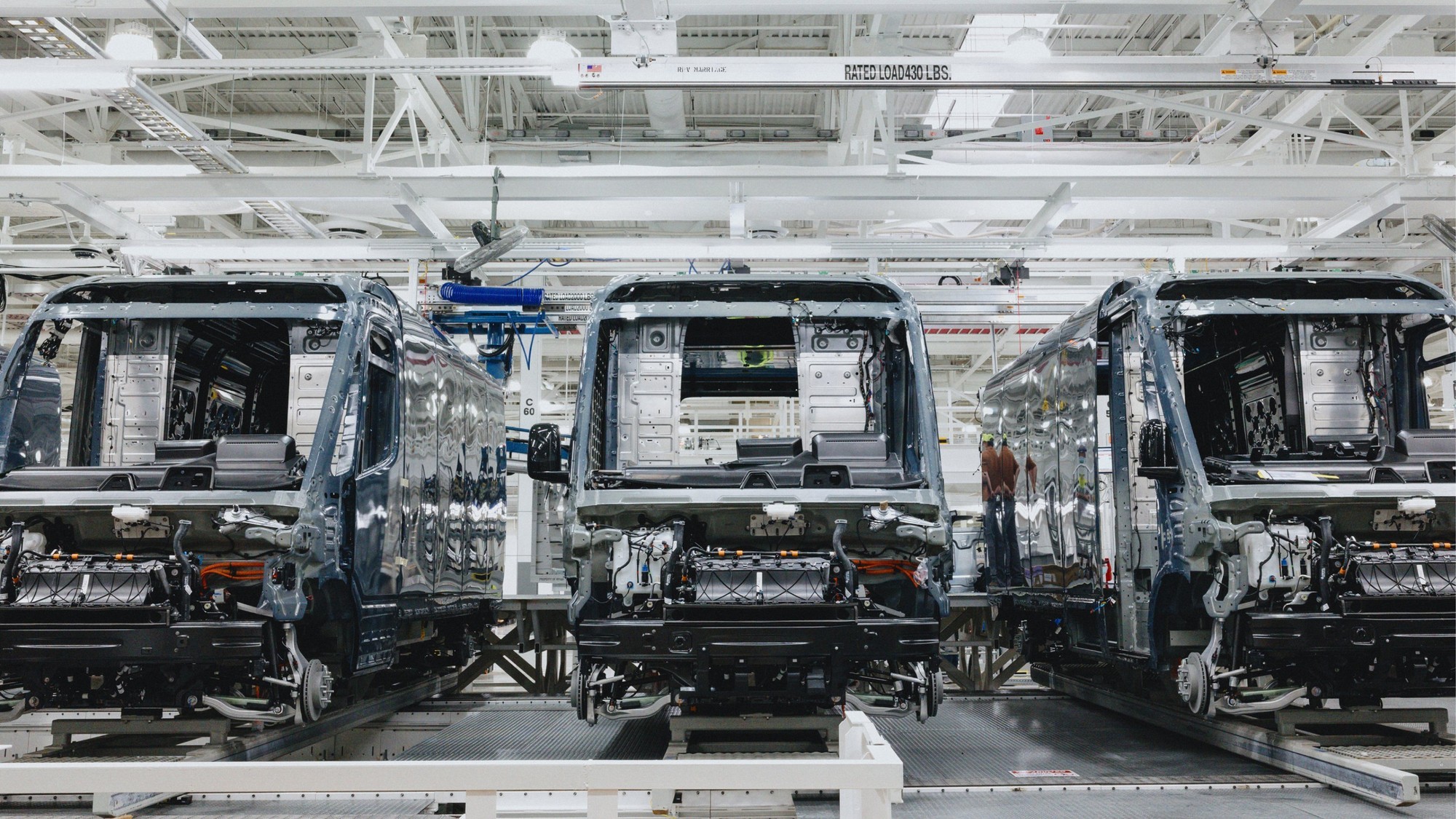 Производство фургонов Amazon EDV 700 на заводе Rivian в Нормале