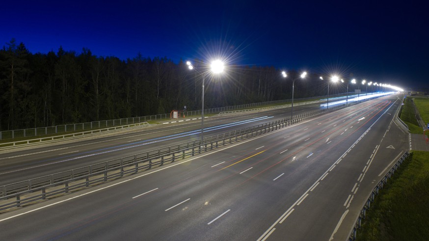 По платным трассам с ограничениями: на дорогах в РФ изменился скоростной режим