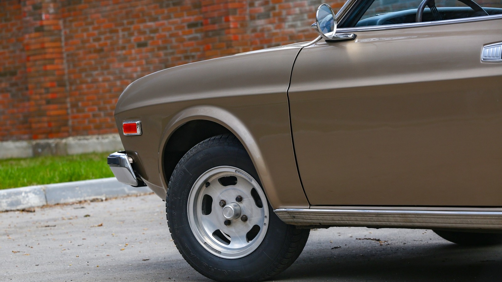 Mazda 929 коричневая колесо