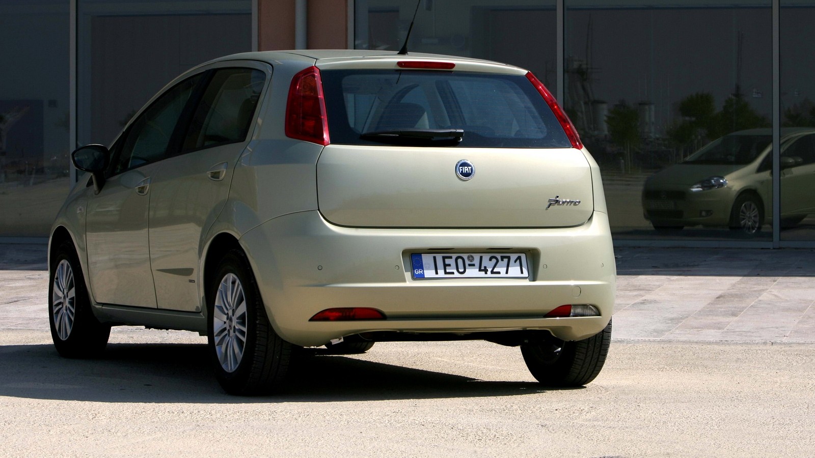 На фото: Fiat Grande Punto 5-porte '2005–12