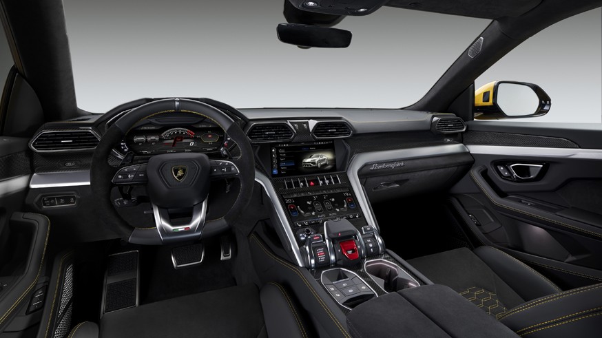 На фото: салон актуального Lamborghini Urus