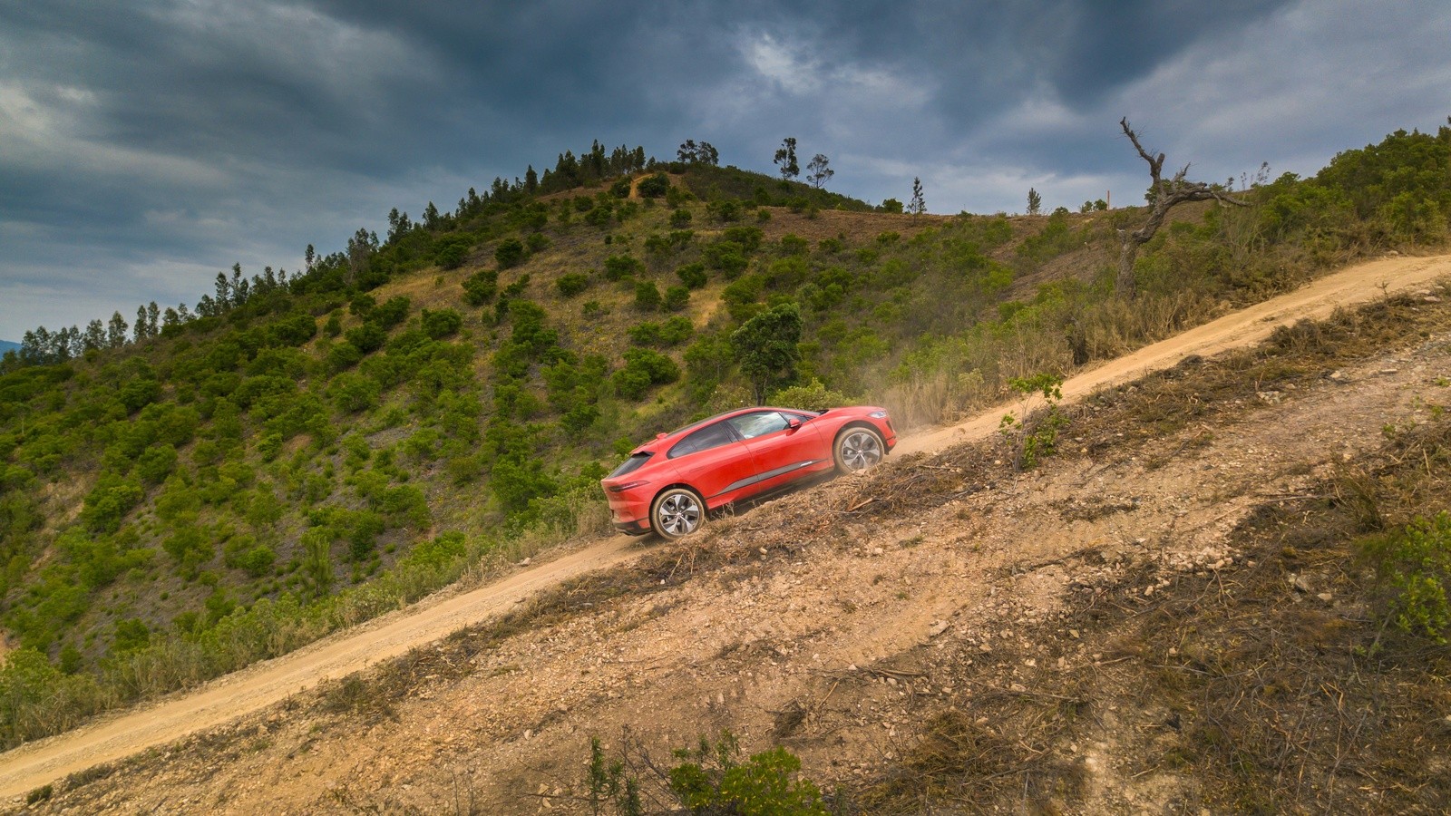 Jaguar I-PACE красный в горах