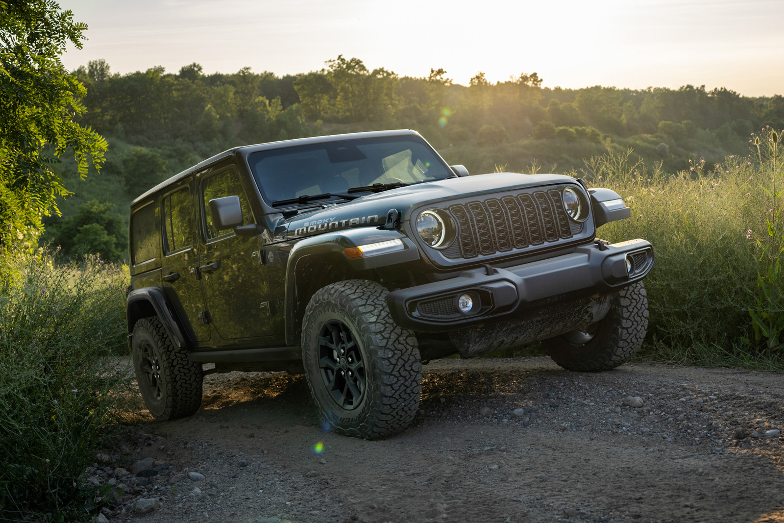 У внедорожника Jeep Wrangler появилась «затемнённая» версия Smoky Mountain