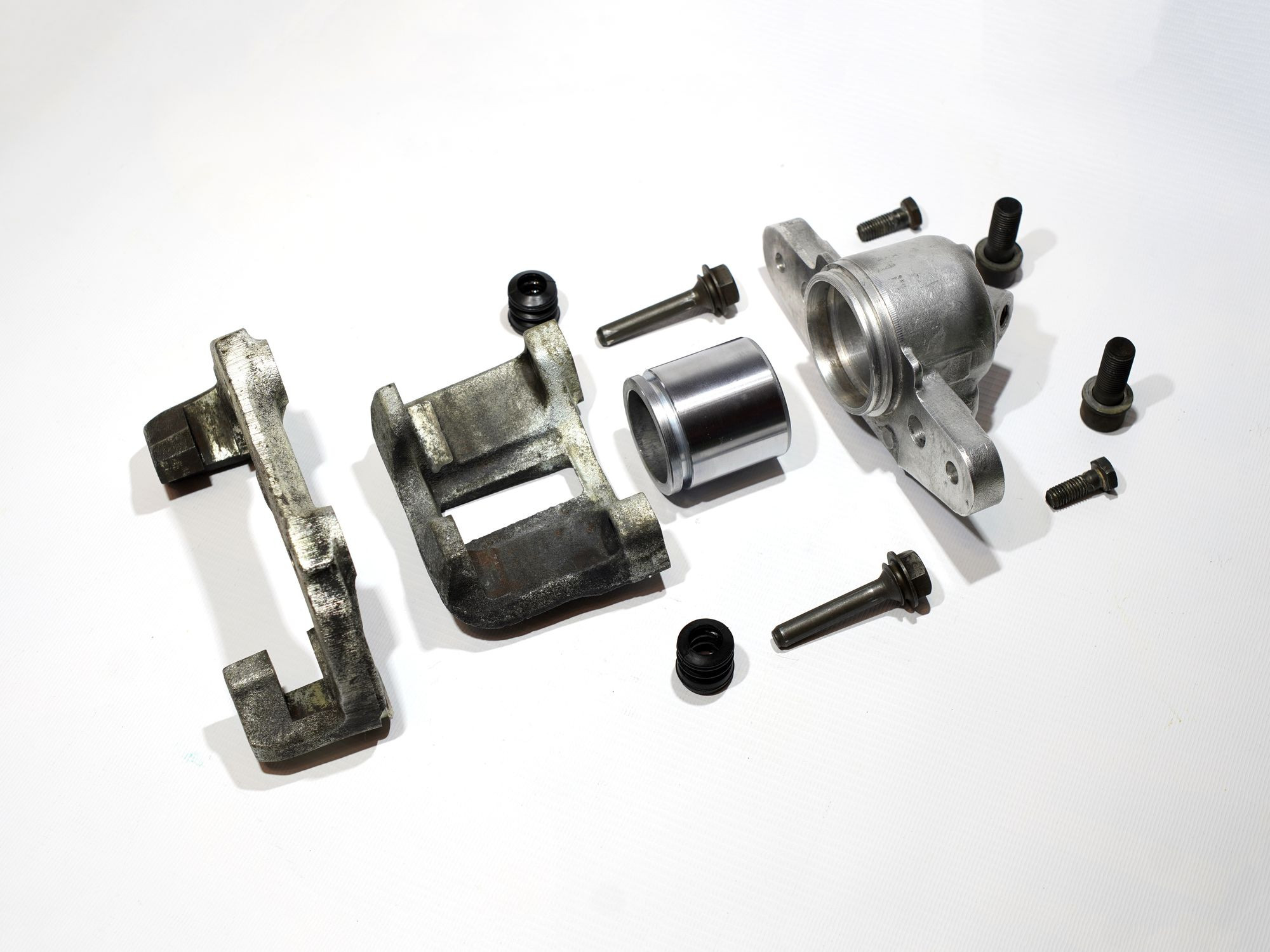 Отмыть, собрать и смазать: как правильно перебрать тормозные суппорты