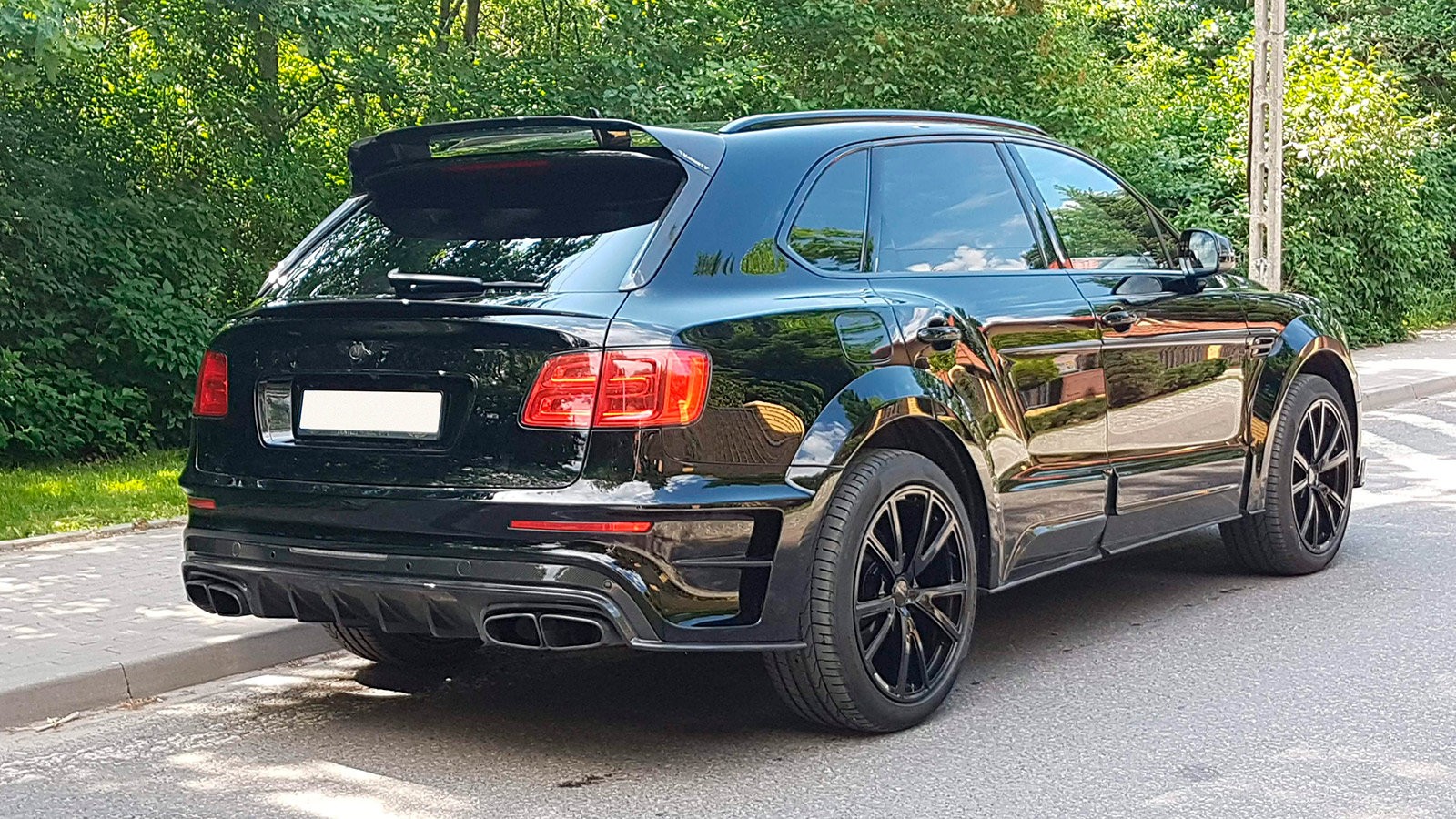 Bentley Bentayga черный вид три четверти сзади