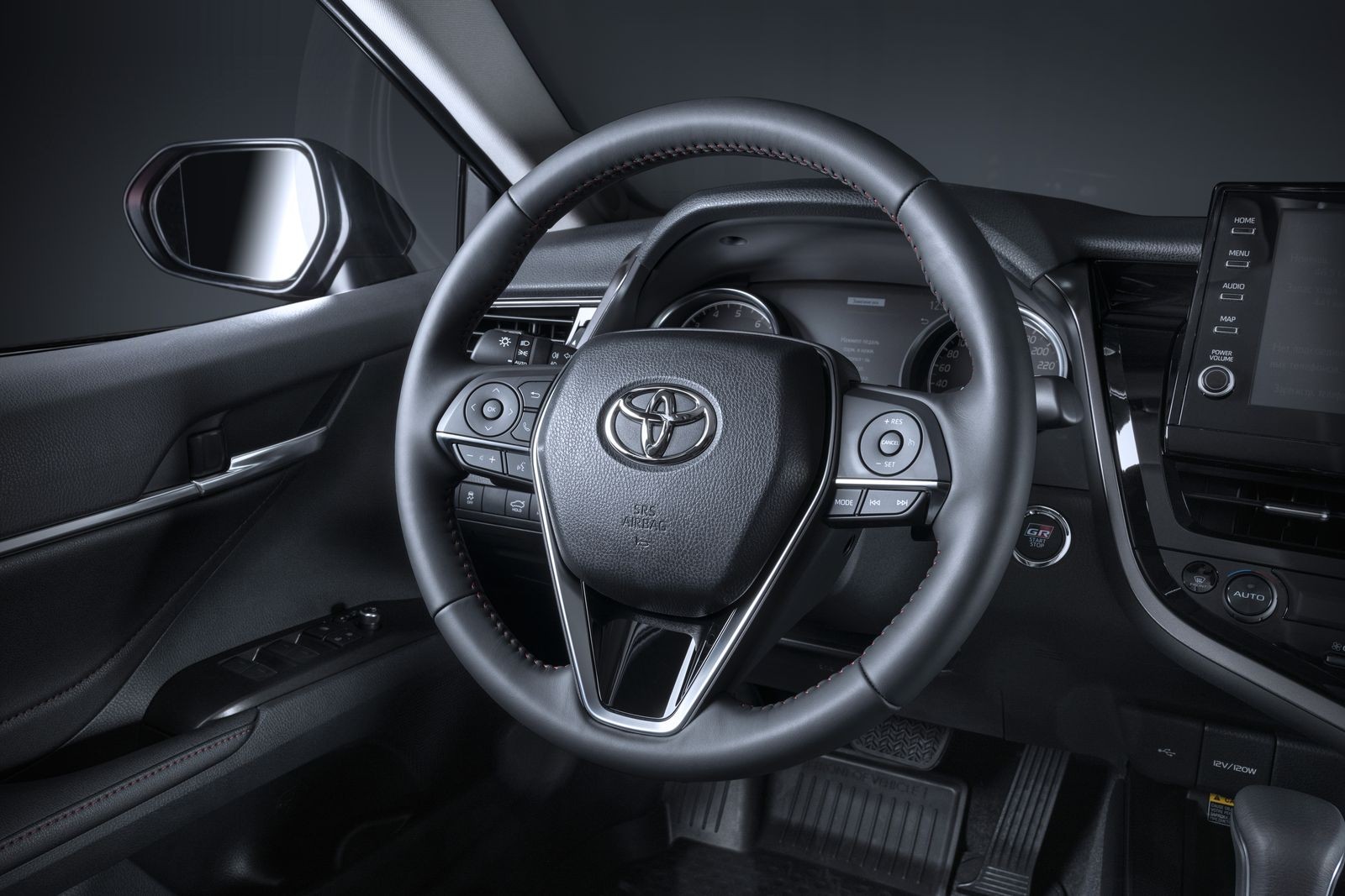 Ничего странного, только бизнес: тест-драйв обновленной Toyota Camry