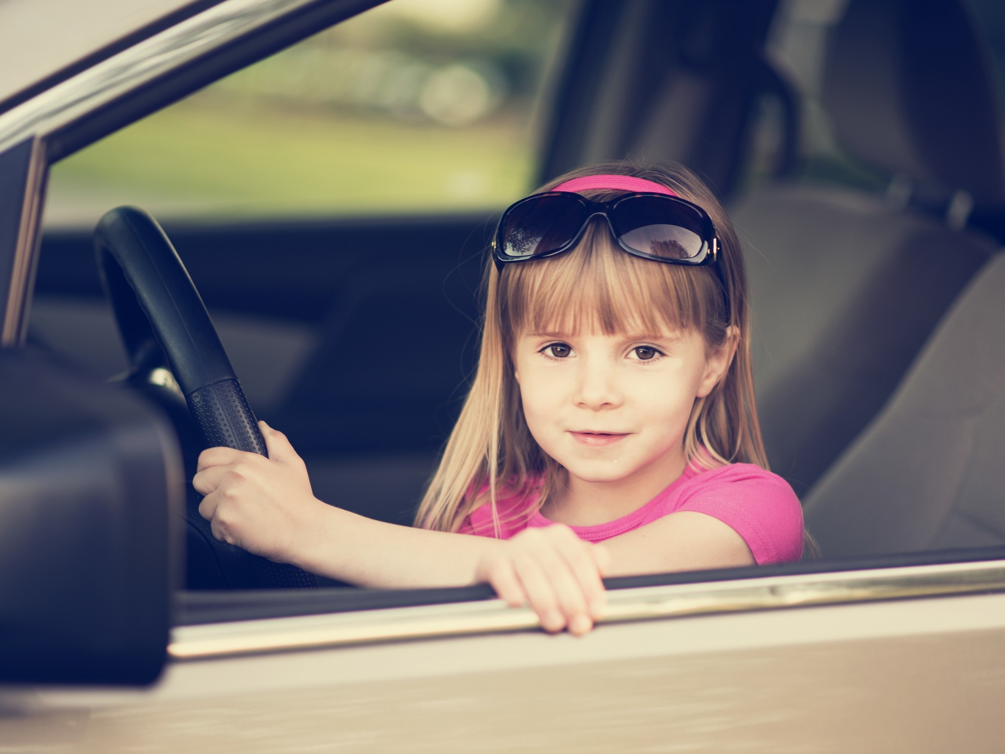 5 7 лет можно будет. Девочка за рулем. Машина для детей. Ребёнок за рулём автомобиля. Маленькая девочка за рулем.