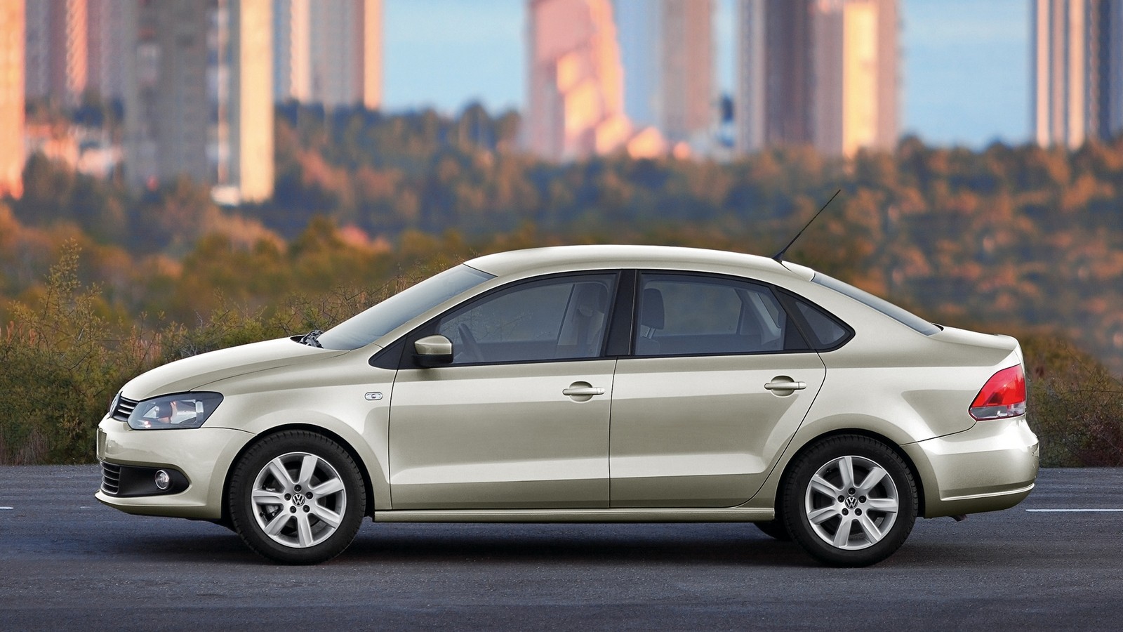 На фото: Volkswagen Polo Sedan '2010–15