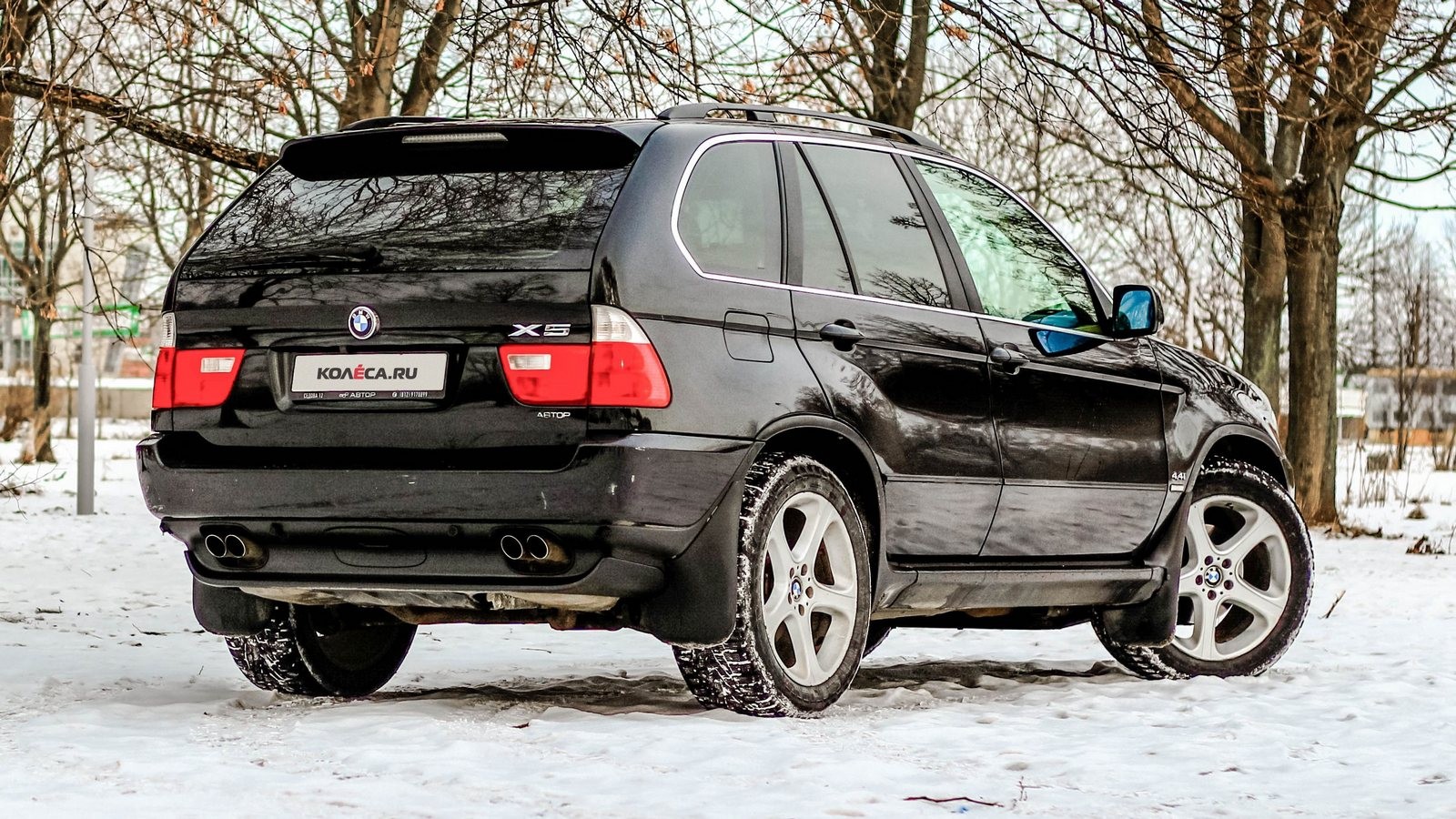 BMW X5 E53 чёрный вид сзади
