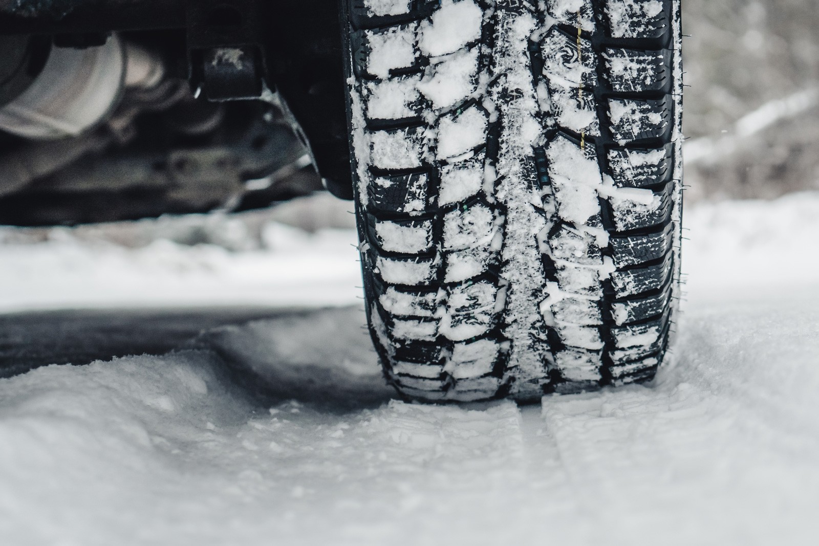 Говорят, что нешипованные шины «прилипают» ко льду, но как? Изучаем их резиновую смесь