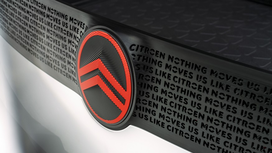 На фото: обновлённый логотип Citroen