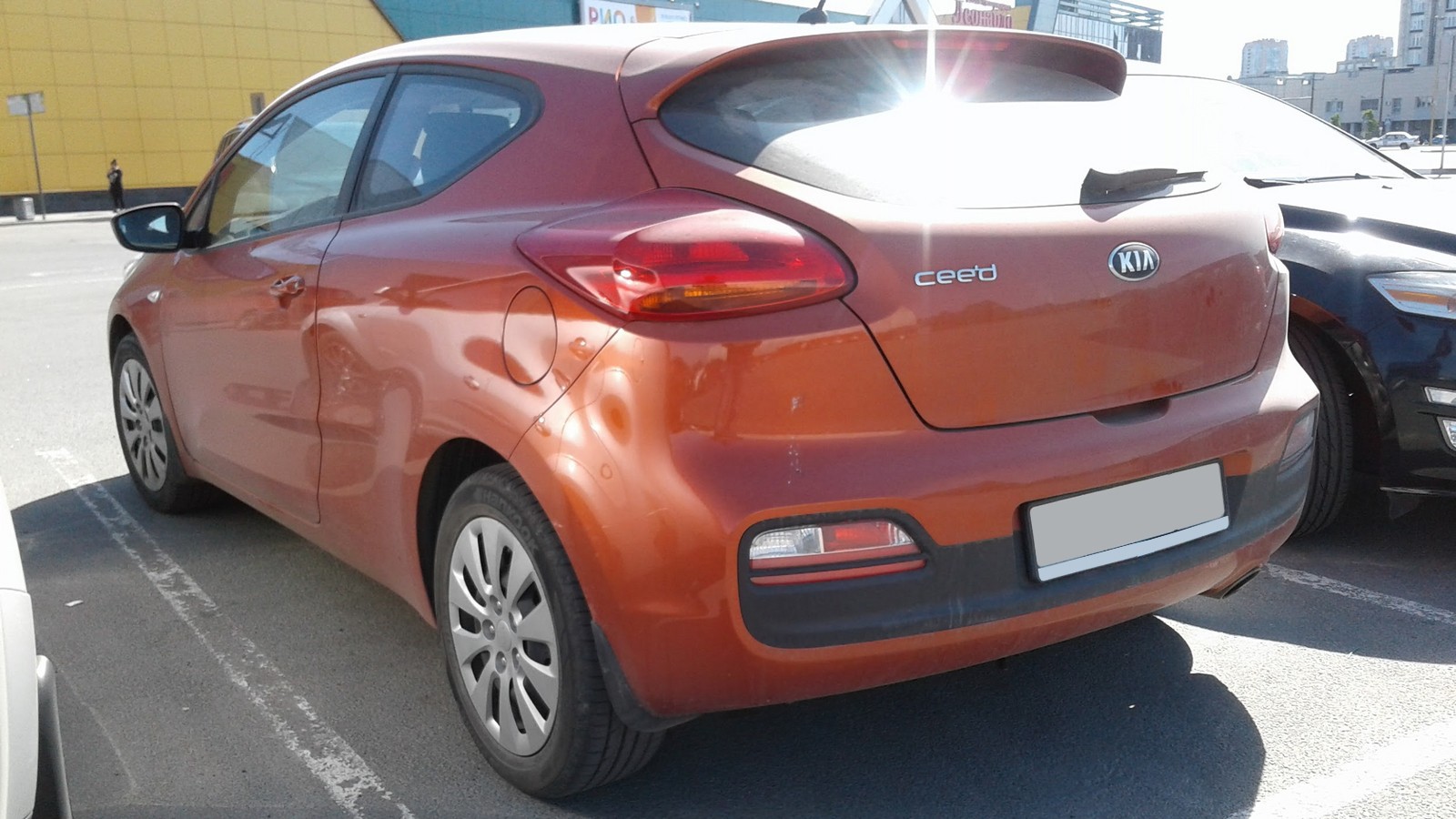 Kia Cee'd II оранжевая сзади