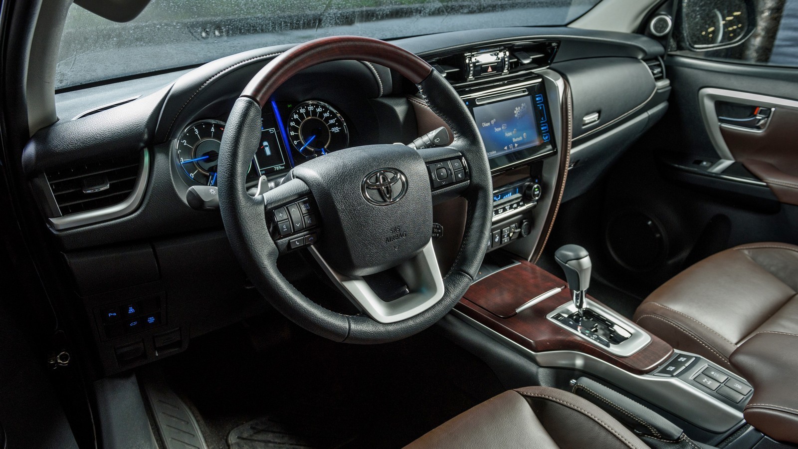 Toyota_Interior_21-1600x0-c-default