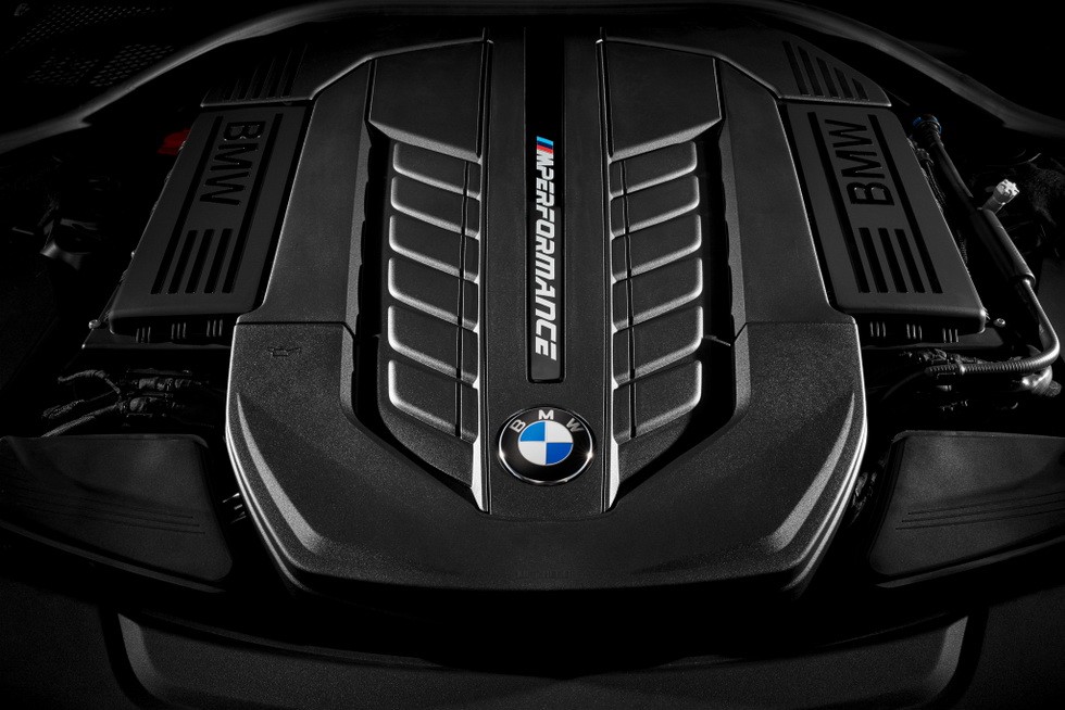 Под капотом BMW M760Li xDrive