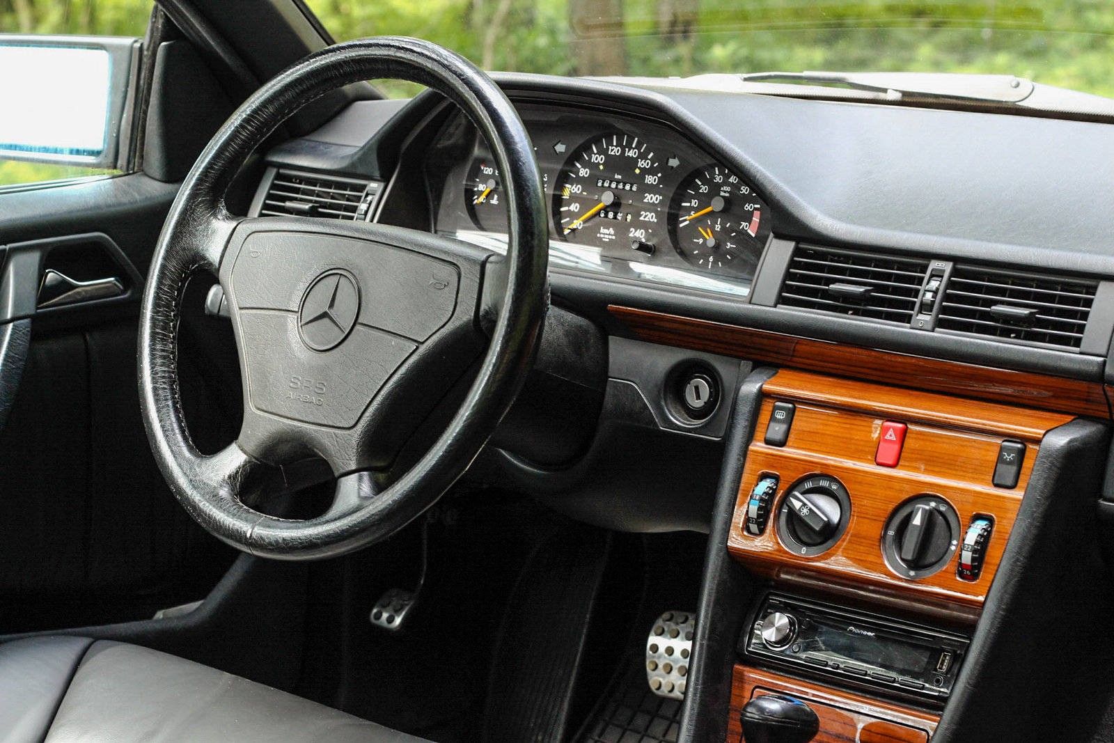 Mercedes-Benz C124 салон
