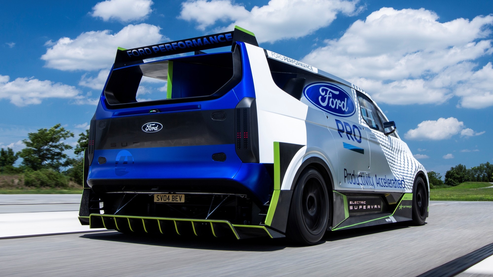 Ну очень быстрая доставка: представлен 2000-сильный фургон Ford Pro  Electric SuperVan | Курский автомобильный портал NewAuto46.ru