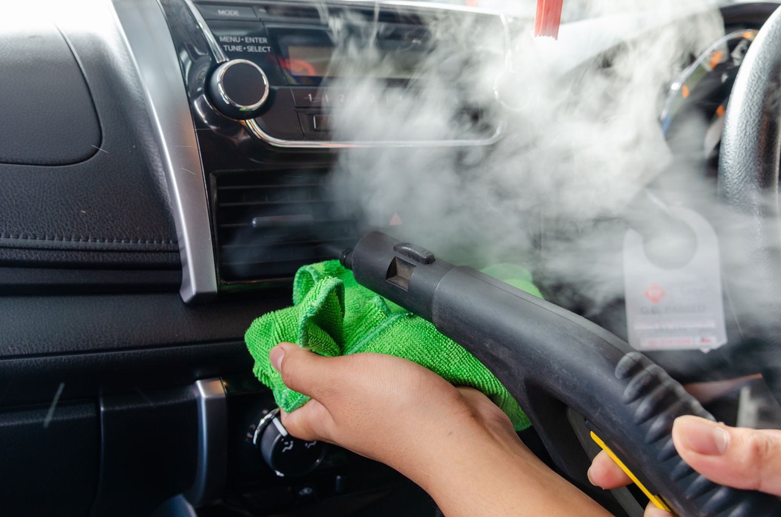 Бензин, сероводород и горелый картон: о чём говорят запахи в автомобиле?