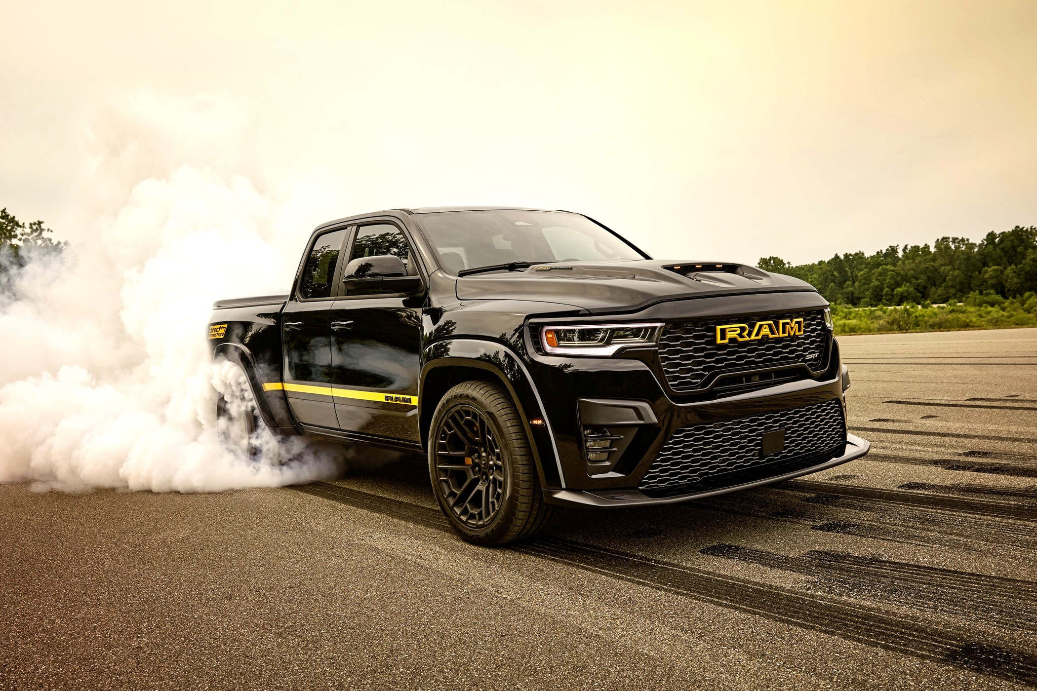 Заводской тюнинг для Ram 1500 Rumble Bee: большие «мясорубки», подвеска, выхлоп, декор