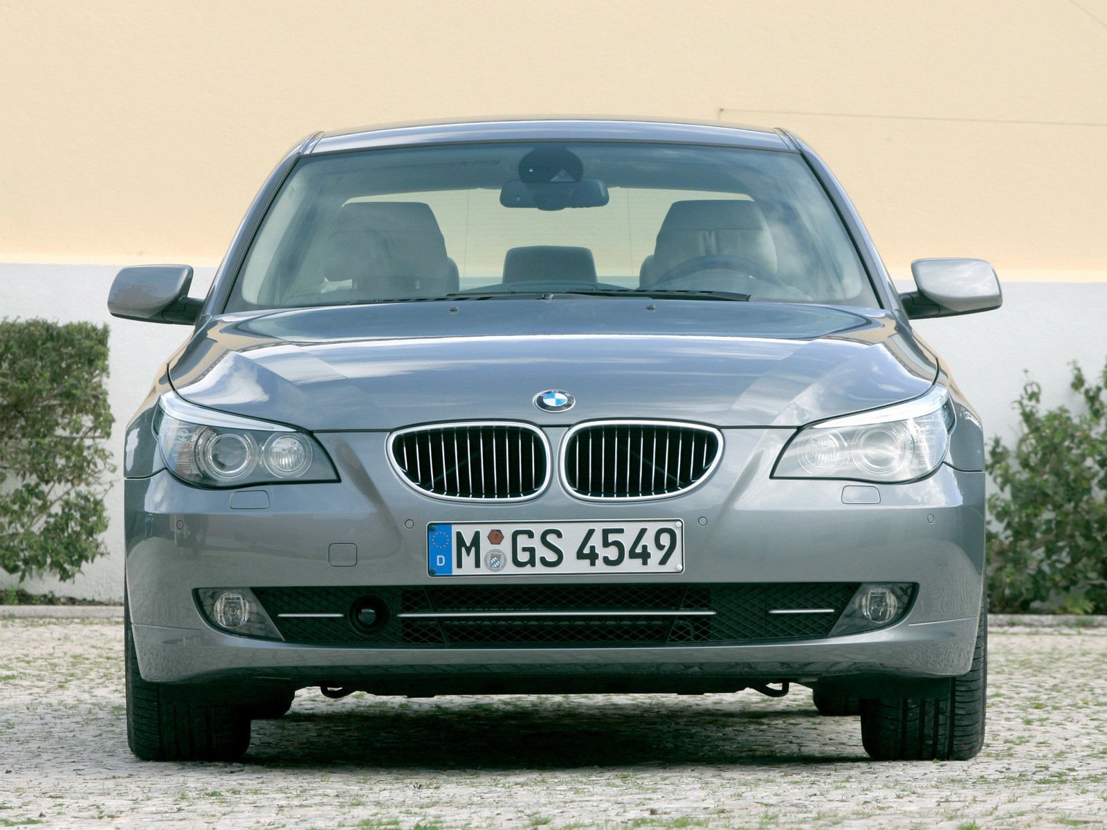 BMW (E60) вид спереди