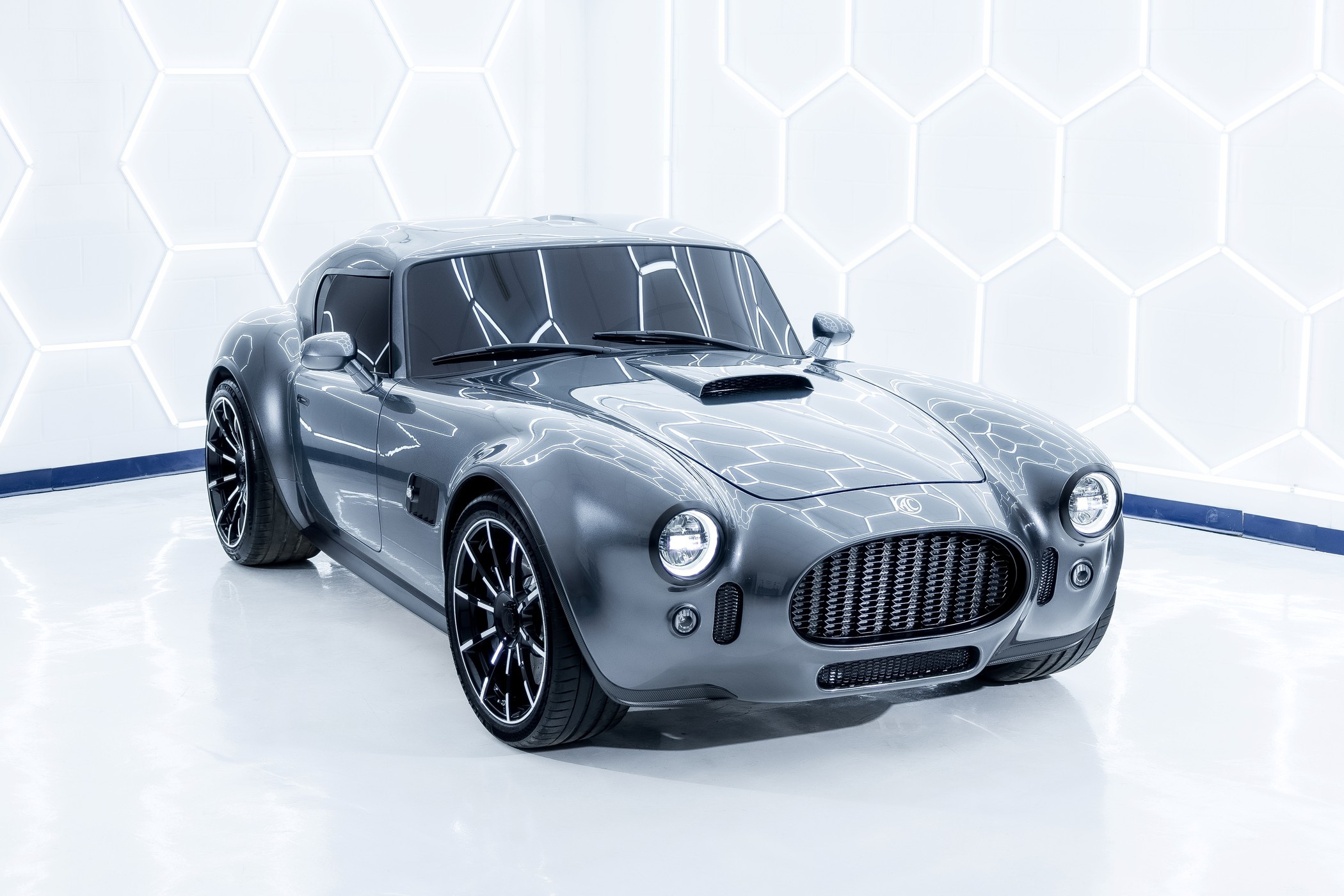 AC Cobra GT Coupe показался в серийном виде: карбоновый кузов и только двигатель V8